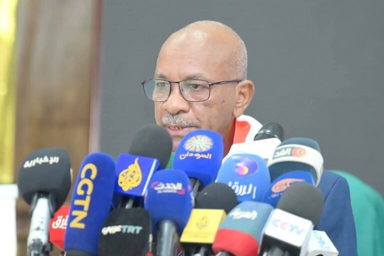 الفريق عباس بخيت نائب المدير العام لجهاز المخابرات العامة خلال مخاطبته احتفال وزارة الثقافة والإعلام والسياحة بمدينة بورتسودان بمناسبة استرداد 570 قطعة أثرية