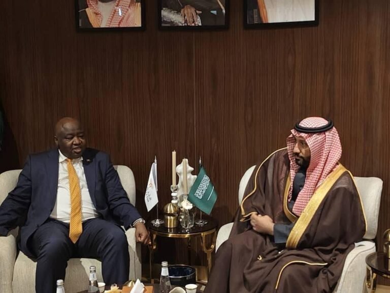 وزير المعادن السوداني الأستاذ نور الدائم طه خلال لقائه ممثل وزارة الصناعة والثروة المعدنية بالمملكة العربية السعودية المهندس هلال الحربي، في العاصمة الرياض، على هامش المشاركة في المؤتمر الدولي للتعدين